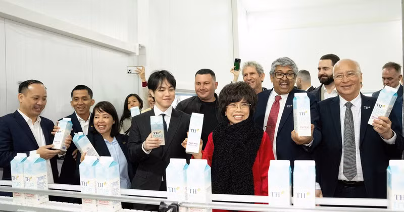 TH Group founder Thai Huong and delegates visit the TH dairy plant in Kaluga Province.