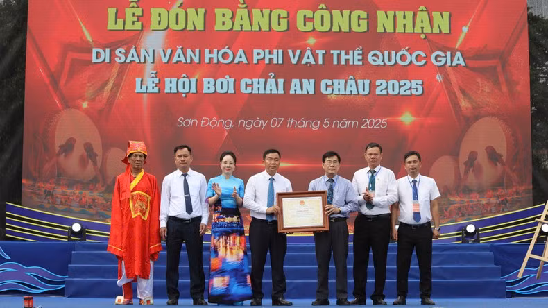 The ceremony to receive the decision recognising the festival as a National Intangible Cultural Heritage.