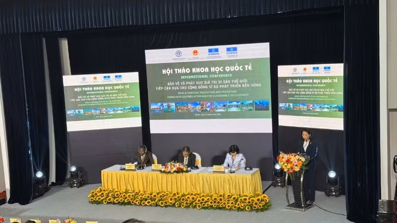 Vice Chairwoman of the Ha Noi People's Committee Vu Thu Ha speaking at the workshop.
