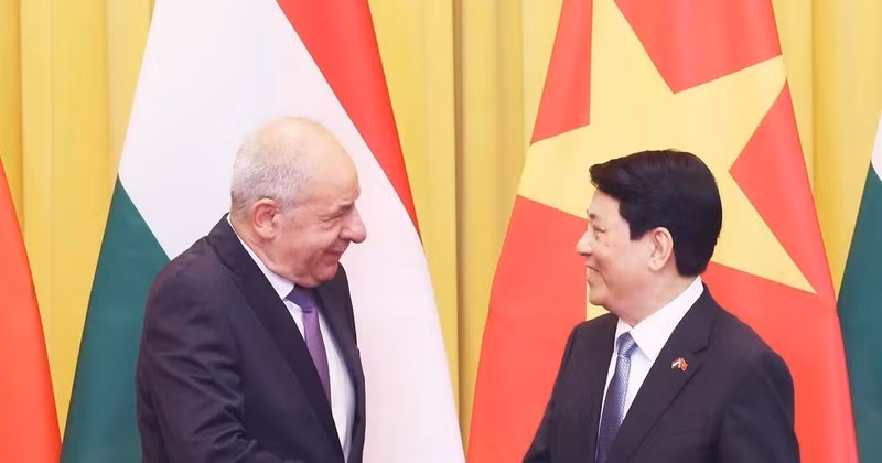 State President Luong Cuong (R) welcomes Hungarian President Sulyok Tamas in Hanoi on May 28. (Photo: VNA)