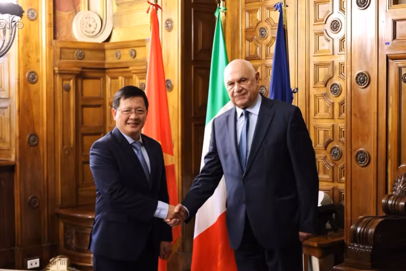 Deputy Minister of Justice Mai Luong Khoi (L) in a meeting with Italian Minister of Justice Carlo Nordio (Photo: VNA)