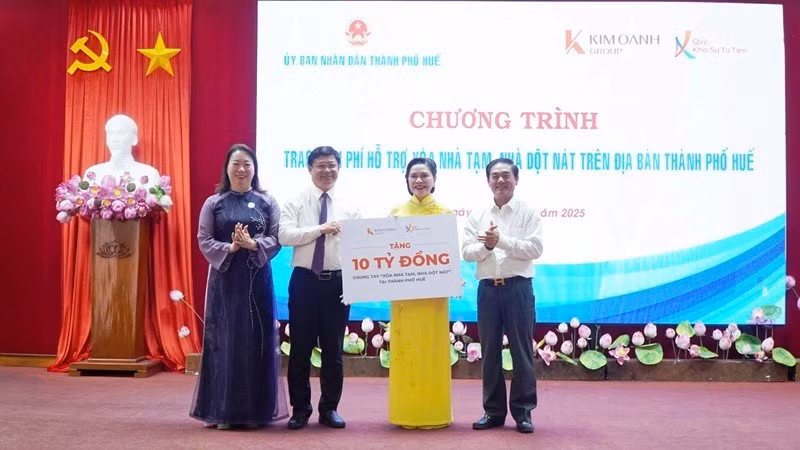 The Khoi Su Tu Tam Foundation – Kim Oanh Group granted 10 billion VND in support of the collective effort to eliminate makeshift and dilapidated houses across Hue City.