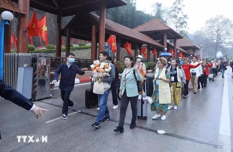 Chinese tourists entering Vietnam through Huu Nghi International Border Gate, Lang Son. (Photo: VNA)
