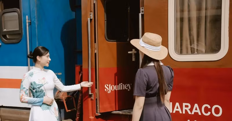 Passengers enjoying a luxury train tour. (Photo: Sjourney)