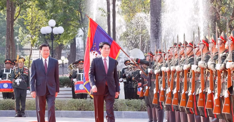 State President Luong Cuong (R) and General Secretary of the Lao People's Revolutionary Party (LPRP) Central Committee and President of Laos Thongloun Sisoulith review the guard of honour at the welcome ceremony on April 24 afternoon. (Photo: VNA)