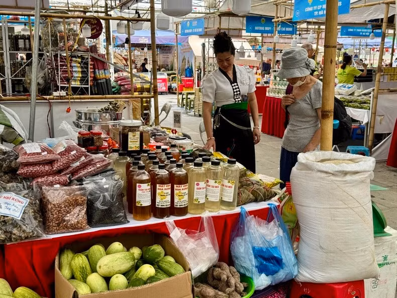 Residents welcomed and participated in shopping at the fair.