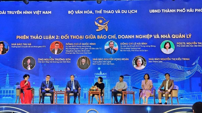 Dialogue between press, business and management.