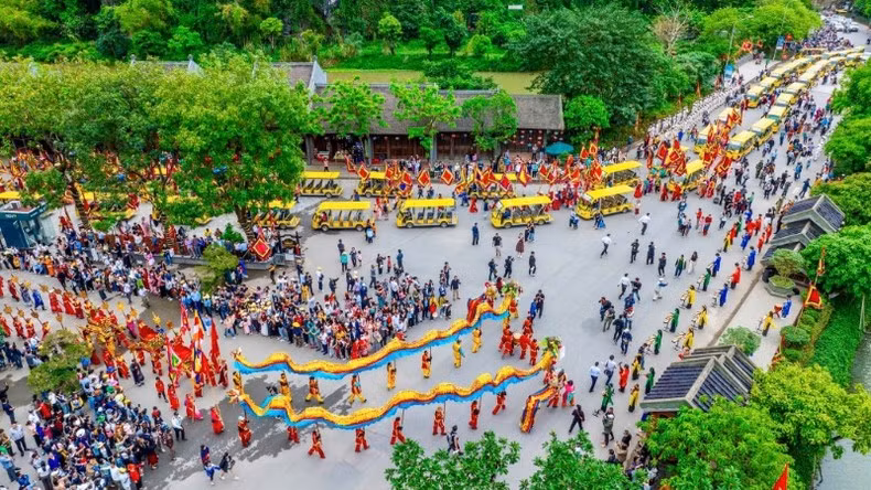 Locals and visitors are immersed in the traditional cultural atmosphere of the festival. Locals and visitors are immersed in the traditional cultural atmosphere of the festival.