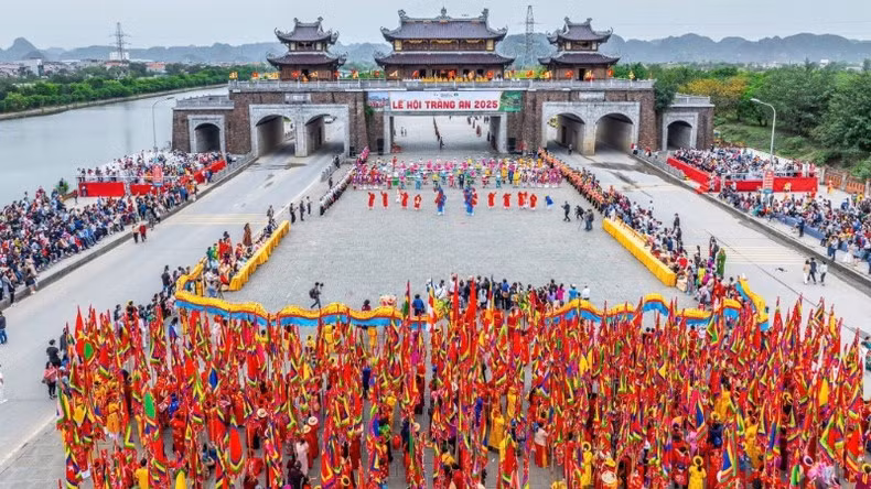 The festival journey begins with the dragon procession departing from the Tam Quan Gate to the Trang An boat wharf. The festival journey begins with the dragon procession departing from the Tam Quan Gate to the Trang An boat wharf.