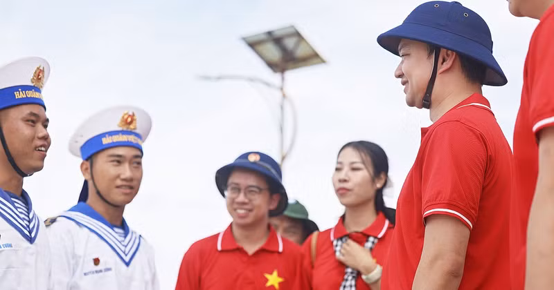 Members of the "Youth for the Homeland’s Seas and Islands" 2025 delegation meet and speak with soldiers stationed in Truong Sa District (Khanh Hoa Province).