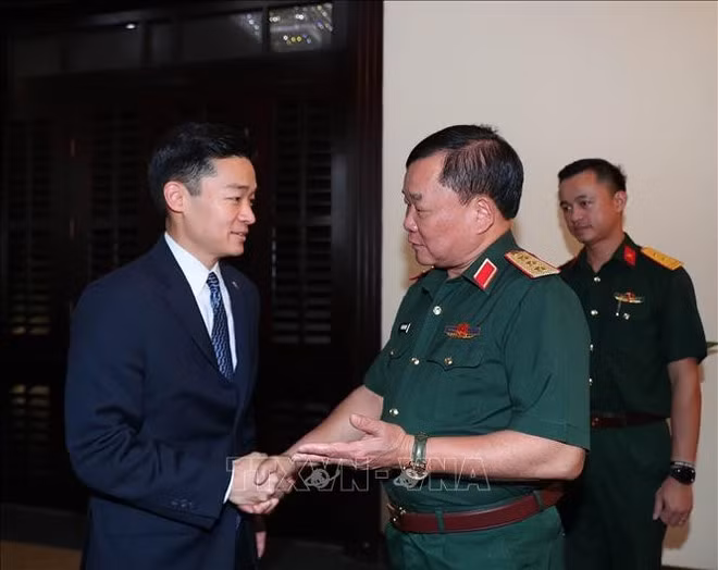 Vietnamese Deputy Minister of National Defence Sen. Lieut. Gen. Hoang Xuan Chien (right) welcomes US Acting Assistant Secretary of Defence John Noh. (Photo: VNA)