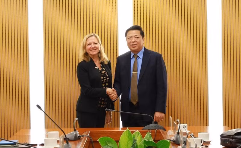 Minister of Construction Tran Hong Minh (R) receives Mariam Sherman, WB Country Director for Vietnam, Cambodia, and Lao in Hanoi on April 18. (Photo: VNA)