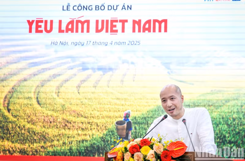 Conductor Dong Quang Vinh also spoke at the event.