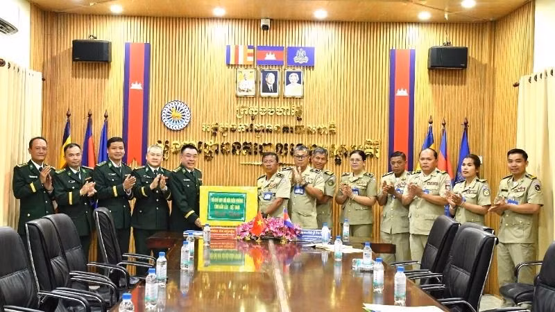 Leaders of the Dak Lak Border Guard Command conveyed New Year wishes and presented gifts to the Police Department of Mondulkiri Province, Kingdom of Cambodia.