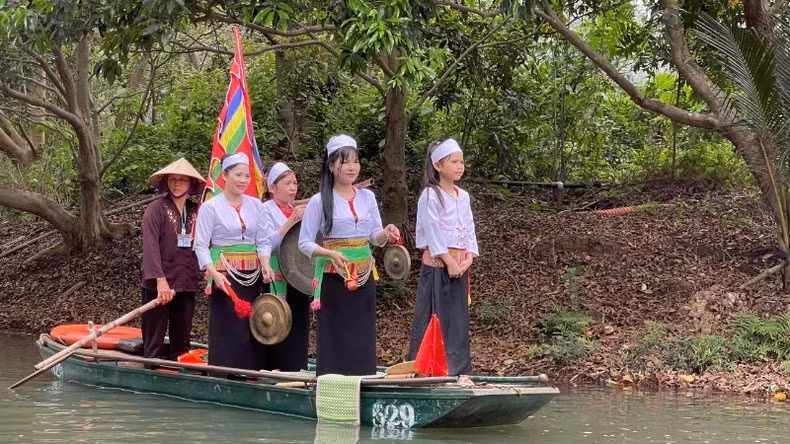 Many traditional art programmes from different regions of the country are performed at the festival. Many traditional art programmes from different regions of the country are performed at the festival.