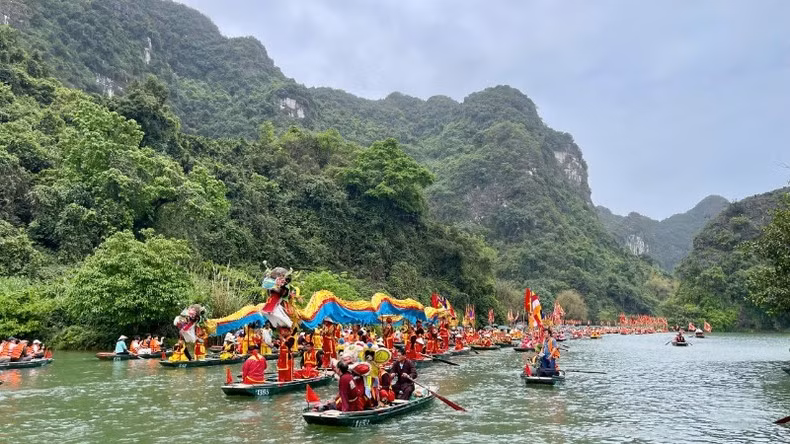 Taking place amid crystal-clear waterways, shimmering caves and majestic mountains, the Trang An Festival is one of Ninh Binh's most distinctive traditional festivals, featuring a rich array of cultural activities. Taking place amid crystal-clear waterways, shimmering caves and majestic mountains, the Trang An Festival is one of Ninh Binh's most distinctive traditional festivals, featuring a rich array of cultural activities.