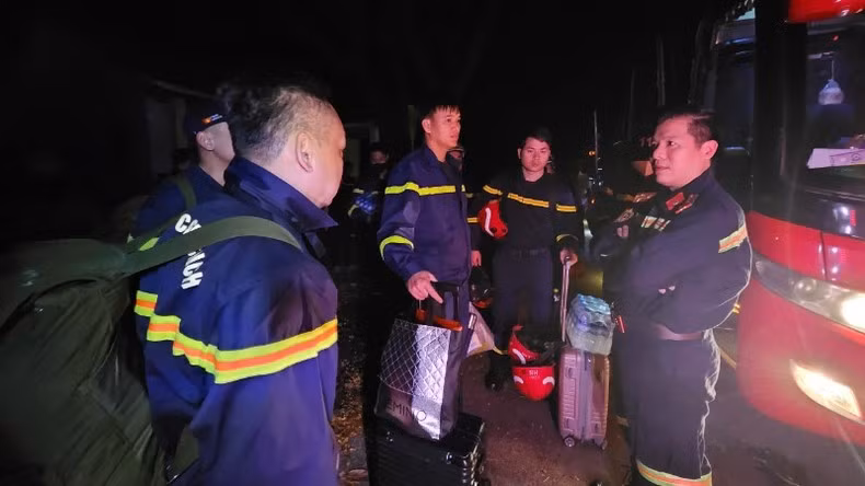 The team prepared to move to the rescue site.