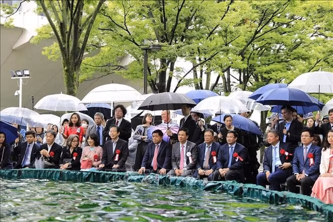 Vietnamese delegates and numerous Japanese guests enjoy traditional Vietnamese water puppet performances. (Photo: VNA)