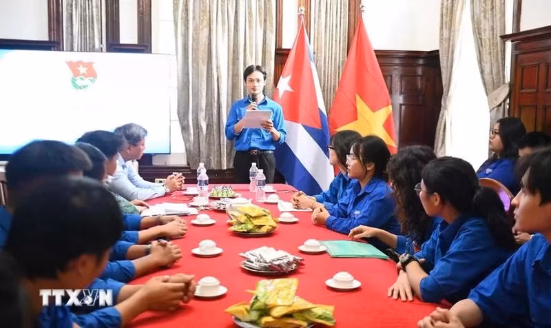 Secretary of the Ho Chi Minh Communist Youth Union Committee in Cuba Bui Tuan Minh launches the 2025 emulation campaign. (Photo: VNA)