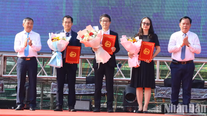 Permanent Deputy Secretary of the Provincial Party Committee Ho Thanh Son and Chairman of the Provincial People’s Committee Vo Tan Duc award investment certificates and present flowers to congratulate the investors.