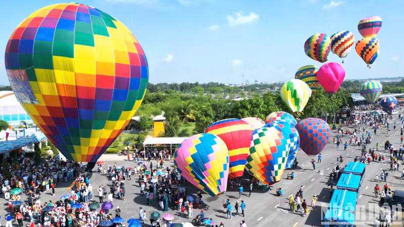 The festival brings together 50 hot air balloons symbolising 50 years of the Liberation of the South and National Reunification. (Photo: NDO)