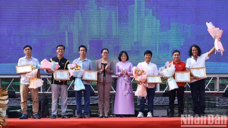 Honouring the winners of the Dong Nai Beautiful Photo Contest 2025