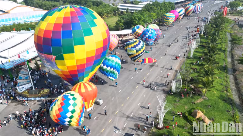 This is the first time that Dong Nai Province has organised a hot air balloon festival.