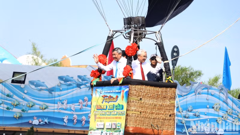 Provincial leaders experiencing balloon flights.