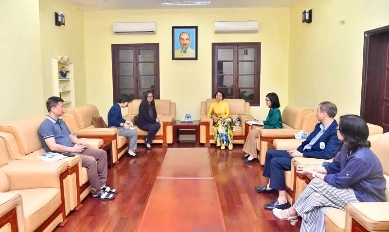 Deputy Director General of the Vietnam Sports Administration Le Thi Hoang Yen meets with Indian Deputy Ambassador Tako Ajungla Jamir in Hanoi on April 18. (Photo: bvhttdl.gov.vn)