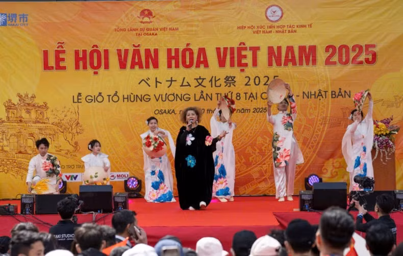 The program featured People's Artist Thanh Hoa with two songs “Lang lua, lang hoa” (Rice Village, Flower Village) and “Tau anh qua nui” (Train Goes Through the Mountains).