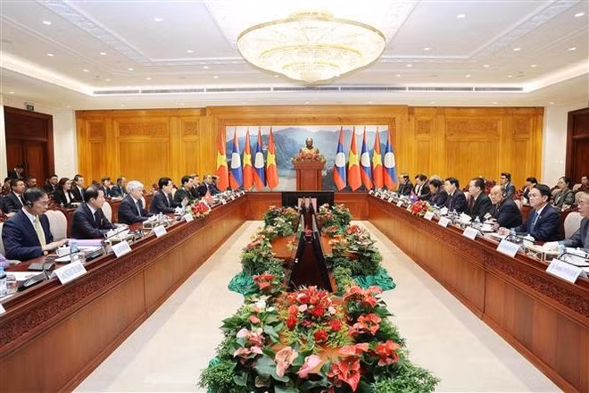 At the meeting between Vietnamese State President Luong Cuong and President of the Lao National Assembly (NA) Saysomphone Phomvihane. (Photo: VNA)
