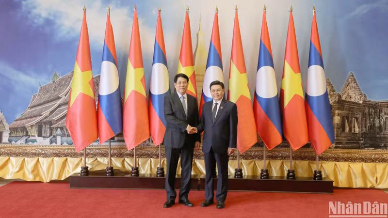Vietnamese State President meets with top Lao legislator in Vientiane. (Photo: NDO)