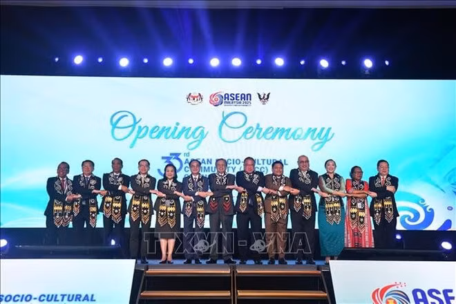 ASEAN ministers and heads of delegation pose for a photo at the meeting. (Photo: VNA)
