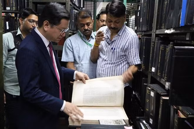 Ambassador Nguyen Thanh Hai reads one of the oldest books in the rare book archive of the Central Secretariat Library. (Photo: VNA) Ambassador Nguyen Thanh Hai reads one of the oldest books in the rare book archive of the Central Secretariat Library. (Photo: VNA)