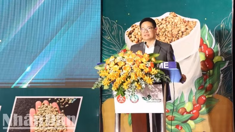 Le Duc Huy, Vice President of the Buon Ma Thuot Coffee Association, reports the competition’s results.