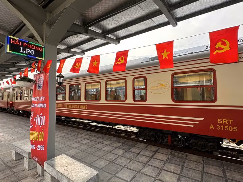 The “Red Flamboyant”train.