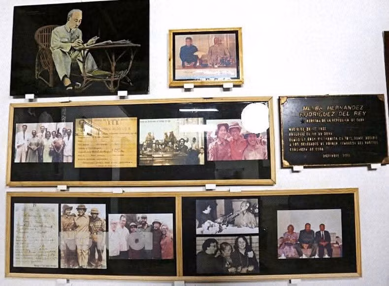 A photo display inside the Vietnam House in Ben Tre Village, Cuba. (Photo: Embassy of Viet Nam in Cuba)