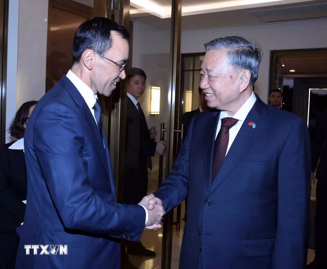 General Secretary To Lam met with Chairman of the Senate of the Parliament of Kazakhstan Maulen Ashimbayev. (Photo: VNA)