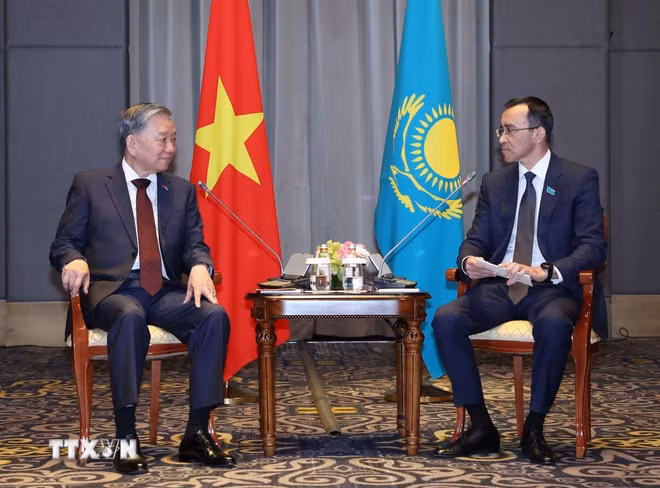 General Secretary To Lam met with Chairman of the Senate of the Parliament of Kazakhstan Maulen Ashimbayev. (Photo: VNA)