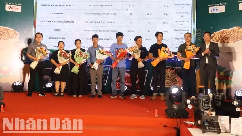 The organising committee presents flowers to congratulate the units among the top 10 Robusta specialty coffees. (Photo: NDO)