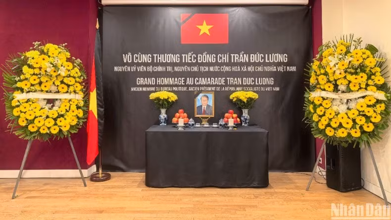 The memorial service for former President Tran Duc Luong was held with due solemnity at the Vietnamese Embassy in France.