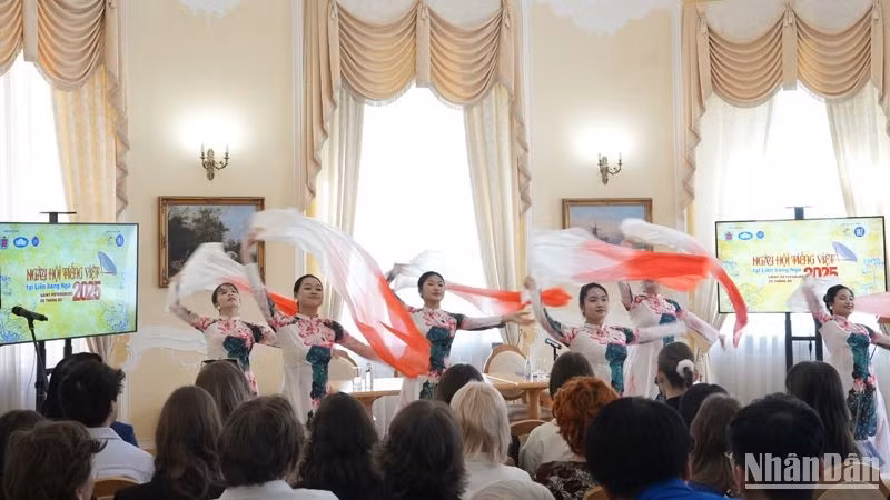 A performance by Vietnamese students at the opening ceremony of the Vietnamese Language Festival. (Photo: XUAN HUNG)