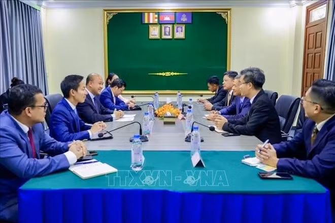 At the meeting between Vietnamese Ambassador to Cambodia Nguyen Minh Vu and Cambodian Deputy Prime Minister and Minister of Civil Service Hun Many. (Photo: VNA)