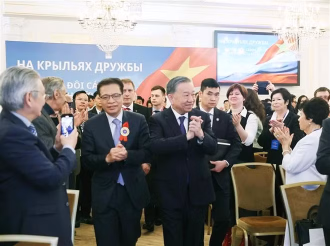 Party General Secretary To Lam meets with Russian scholars, intellectuals, and experts who previously supported Viet Nam. (Photo: VNA)