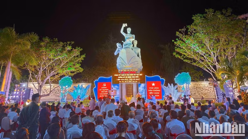 The ceremony to receive the Special National Monument Certificate for the Ho Chi Minh Trail at Sea. (Photo: NDO) The ceremony to receive the Special National Monument Certificate for the Ho Chi Minh Trail at Sea. (Photo: NDO)