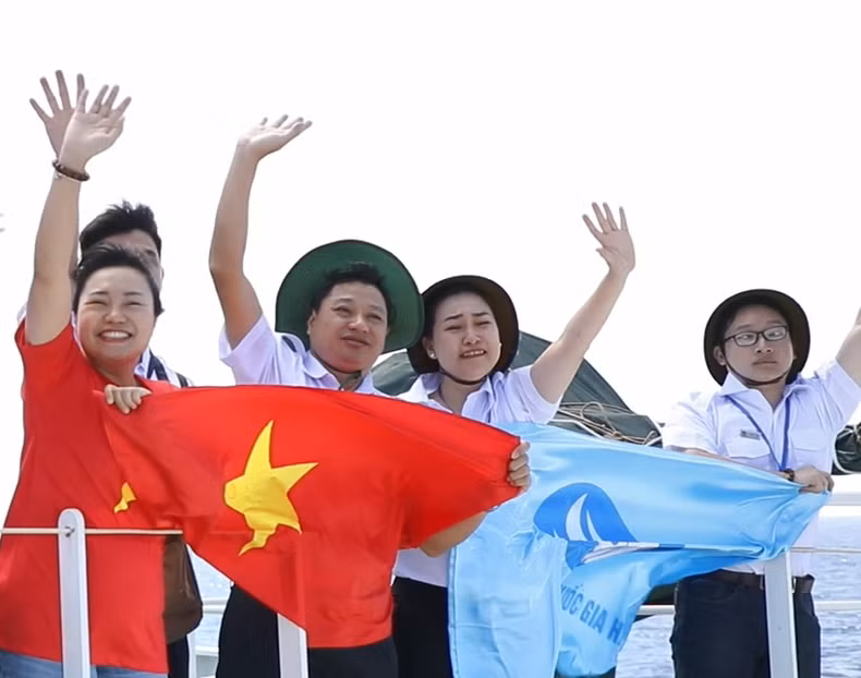 La Minh Truong (far right) is one of the outstanding students who participated in the “Students with the Fatherland's Sea and Islands” journey in 2023, organised by the Vietnam Student Association Central Committee. La Minh Truong (far right) is one of the outstanding students who participated in the “Students with the Fatherland's Sea and Islands” journey in 2023, organised by the Vietnam Student Association Central Committee.