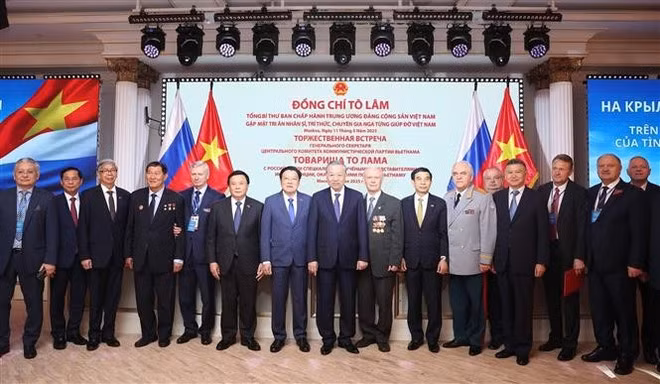 General Secretary of the Communist Party of Viet Nam Central Committee To Lam and Russian intellectuals, scholars, and experts. (Photo: VNA)