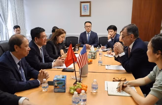 At the meeting between Minister of Industry and Trade Nguyen Hong Dien and Google representative in May 20 in Washington DC. (Photo: VNA)