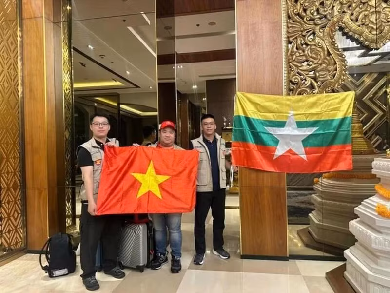 Three staff members of the Department of Dyke Management and Disaster Prevention set off to join rescue efforts in Myanmar. (Photo: tienphong.vn)