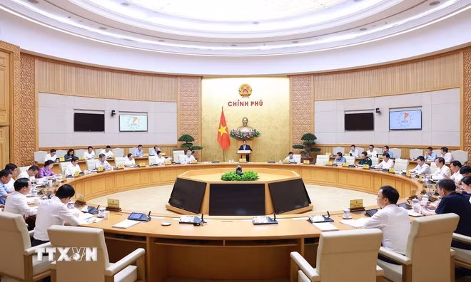 At the April regular cabinet meeting (Photo: VNA) At the April regular cabinet meeting (Photo: VNA)